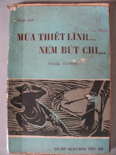 Cover for Múa thié̂t linh, ném bút chì